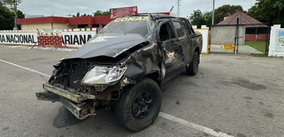 Un vehículo del Conas pierde el control al esquivar un bache en la Machiques – Maracaibo