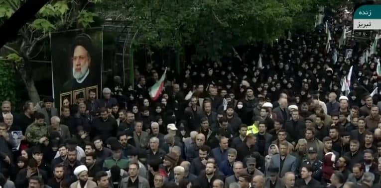 Una multitud despide al presidente Ebrahim Raisí con honras fúnebres en Irán (+Video)