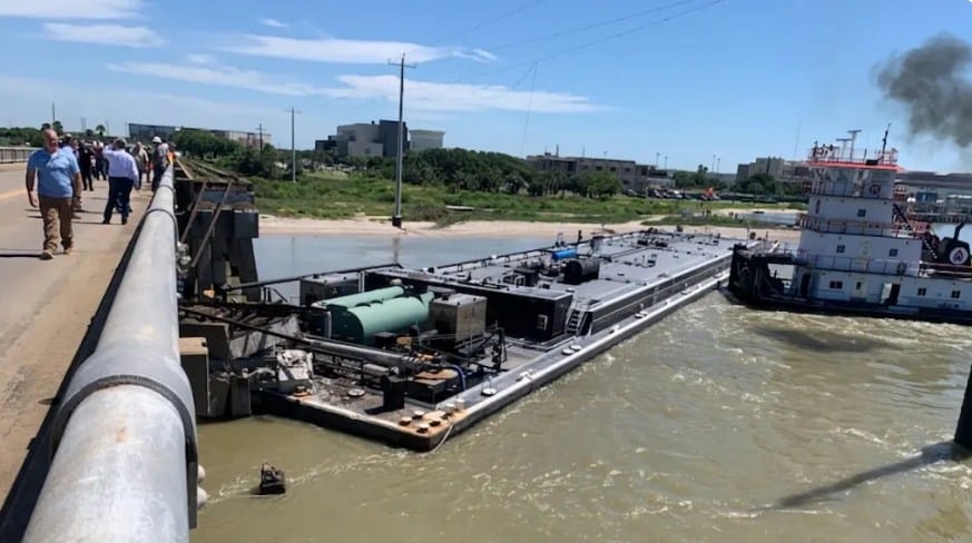Barcaza choca con un puente en Texas y destruye su vía ferroviaria (+Video)