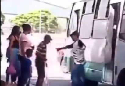 Por impedirle a un anciano con bastón que se embarcara en una buseta fue detenido un colector de transporte público (+Video)