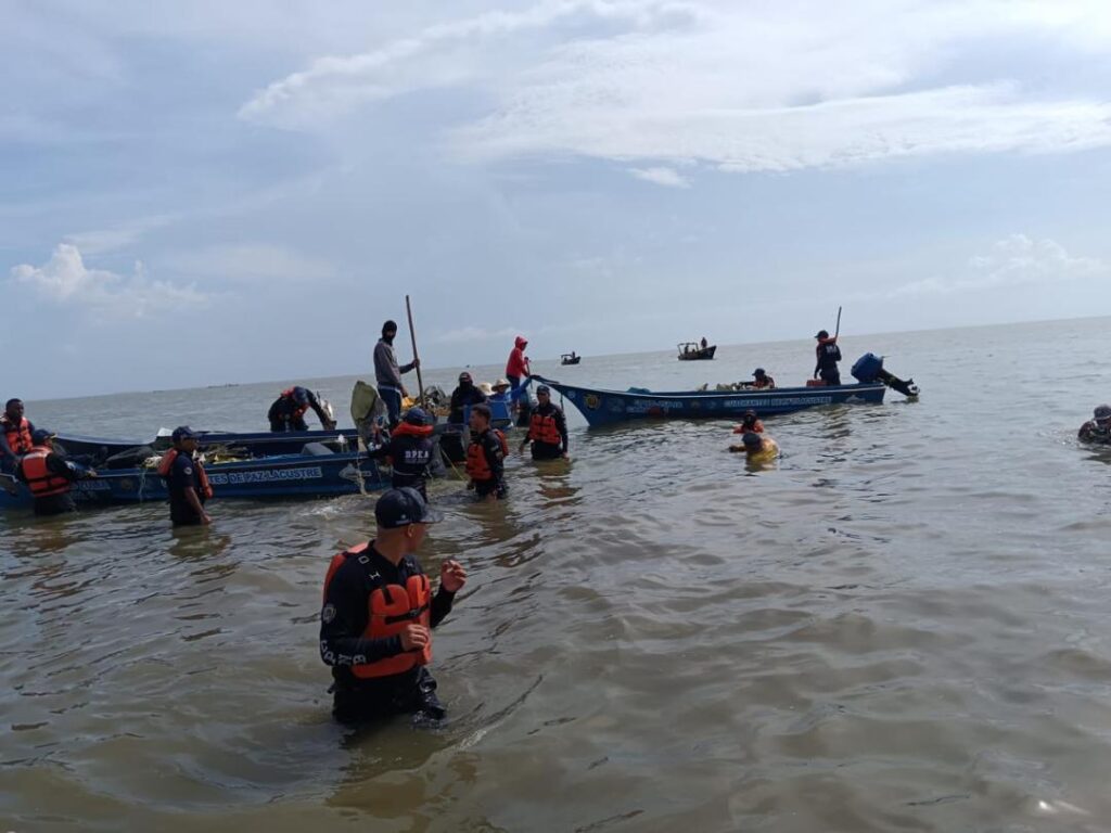 Un total de 150 funcionarios del país y pescadores de la isla Zapara buscan restos de la tripulación del avión de los Wolter