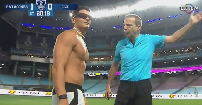 Expulsan a Gianpiero Fusco de un partido de la Liga Monumental por entrar sin camisa y descalzo: Divinoooo