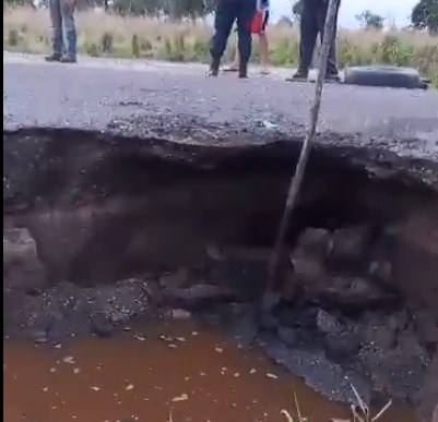 Denuncian que tramo de la vía Calle Larga en Machiques de Perijá cedió y están a punto de quedar incomunicados