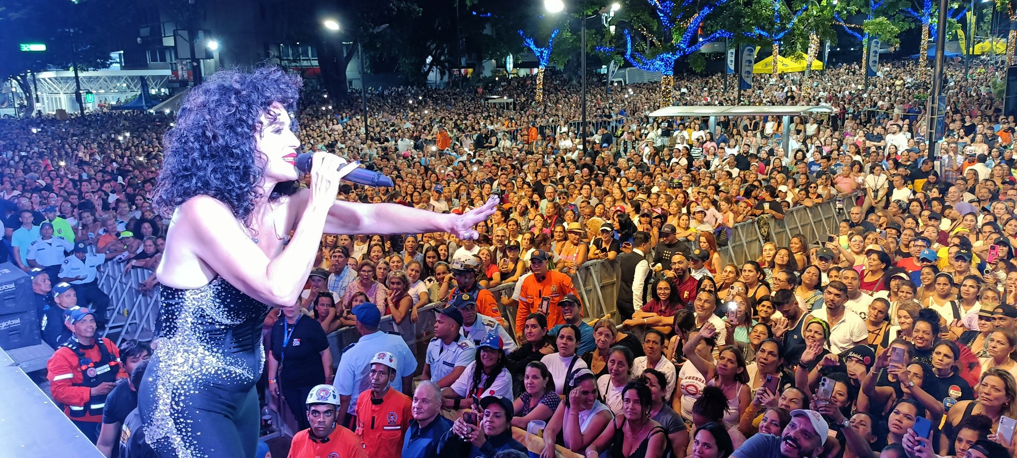 Karina llenó la plaza Francia de Altamira con su concierto: Fue declarada hija ilustre de Chacao