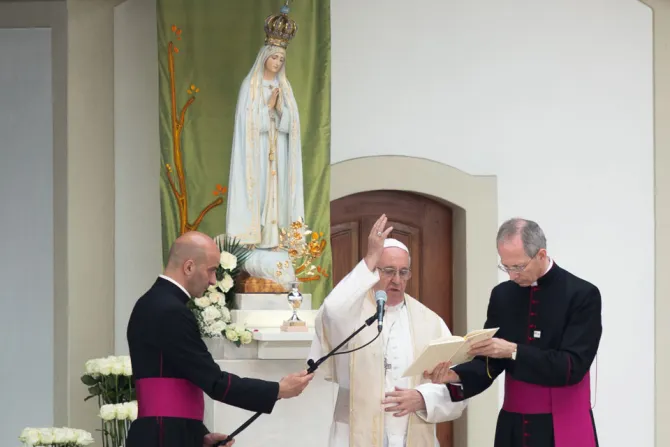 Papa Francisco confía a las madres a la protección de la Virgen María