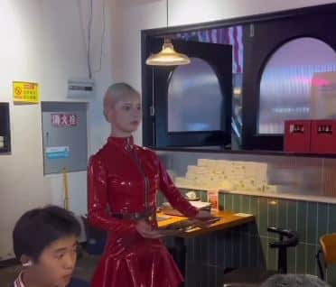 Crean en Asia robots con la IA que te sirven la comida ¿Dejará a muchos sin empleo en el futuro?
