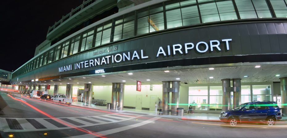 Dólares es la pista: Un camión blindado perdió varias bolsas de billetes en el Aeropuerto de Miami