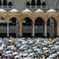 Reportan 900 muertos por ola de calor en peregrinación hacia La Meca, en Arabia Saudita