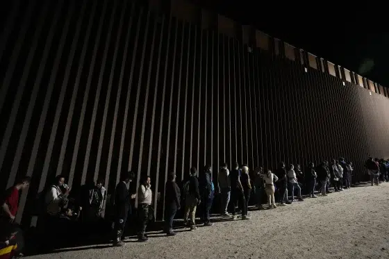 Arizona: Policía detendrá a migrantes que pasen ilegalmente la frontera con México, según un proyecto de ley 
