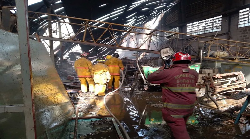 Bomberos controlan incendio en una fábrica de acrílicos en Miranda
