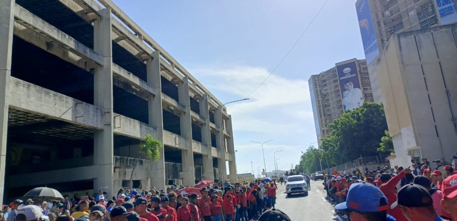 Miembros del PSUV esperan al presidente Maduro en el centro de Maracaibo