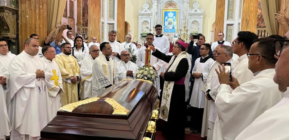 Maracaibo despide a Monseñor Roberto Lückert en emotiva procesión por el casco central (+Fotos)