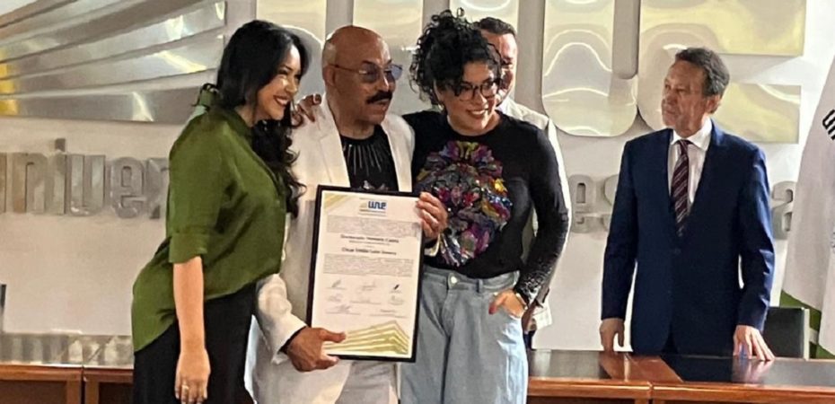 El sonero Óscar D’ León recibe doctorado honoris causa de la Universidad Nueva Esparta