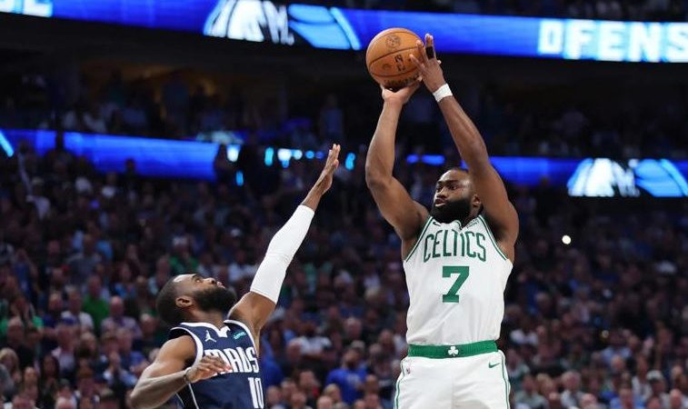 Celtics se impone ante Mavericks y se coloca a un paso del título