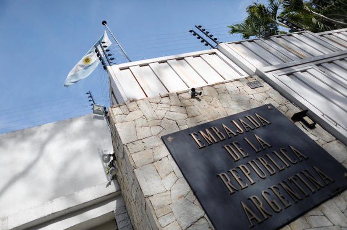 Los seis opositores refugiados en la Embajada de Argentina en Caracas siguen a la espera de un salvoconducto
