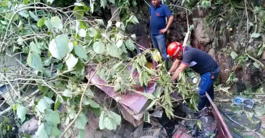 Muere familia completa tras caer abordo de un carro por un precipicio de 300 metros en Táchira