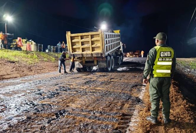 Laboran día y noche para restablecer paso del puente Cocuiza en vía Falcón-Zulia