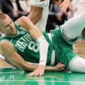 Kristaps Porzingis de los Celtics estará de baja entre 5 y 6 meses tras ser operado