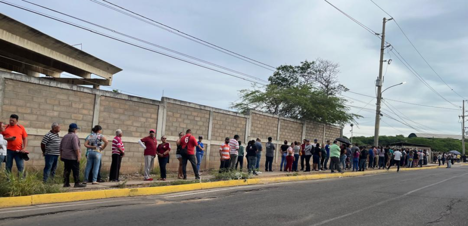 Haciendo largas colas como si fueran las elecciones del 28 de julio salieron los zulianos al simulacro