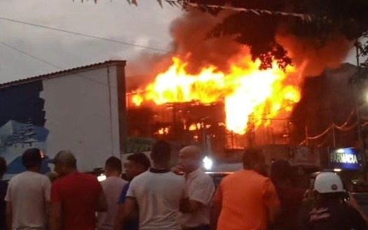 Incendio de gran magnitud consumió un galpón ferretero en el centro de Valera: No hubo heridos