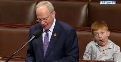 El hijo del congresista estadounidense,John Rose, se vuelve viral por las muecas graciosas que hace en la Cámara de Representantes