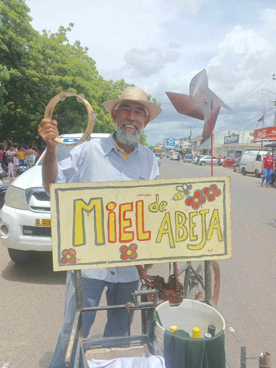 Imaginación de un maracucho: Vendedor de miel espanta las moscas y refresca el calor con un 