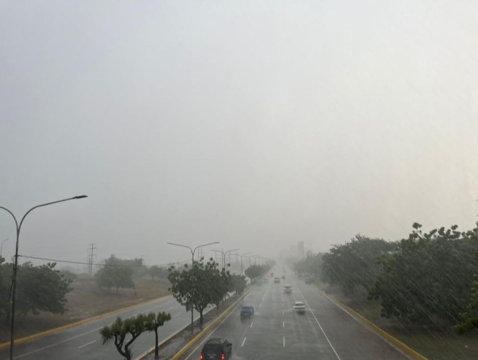 Prevén fuertes precipitaciones en varios estados tras el paso del huracán Beryl frente a costas venezolanas