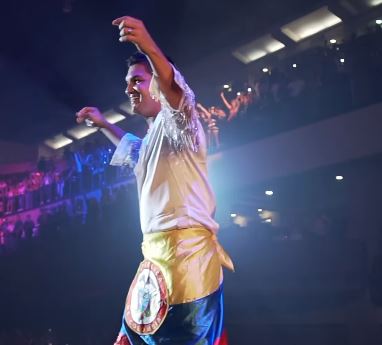 Elder Dayán se bajó a saludar a sus fans tras escuchar sonar su canciónj