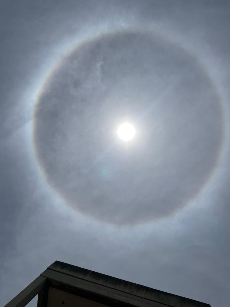 Con un halo solar recibe el cielo marabino el primer día de julio
