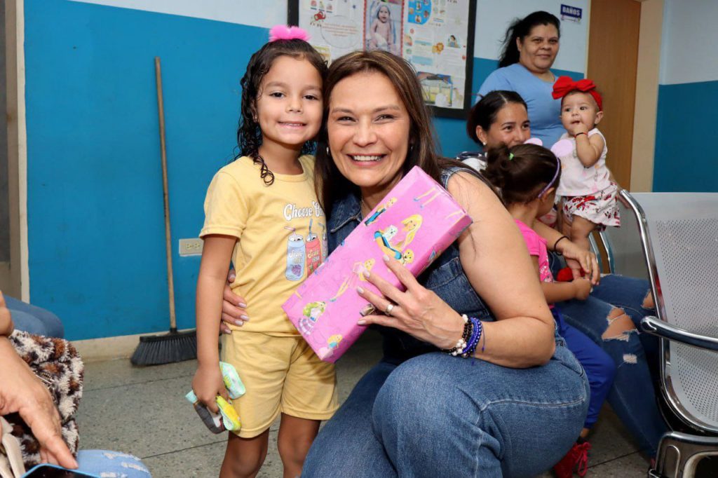 Primera dama de San Francisco alegró a los niños con regalos y sorpresas para celebrar su día