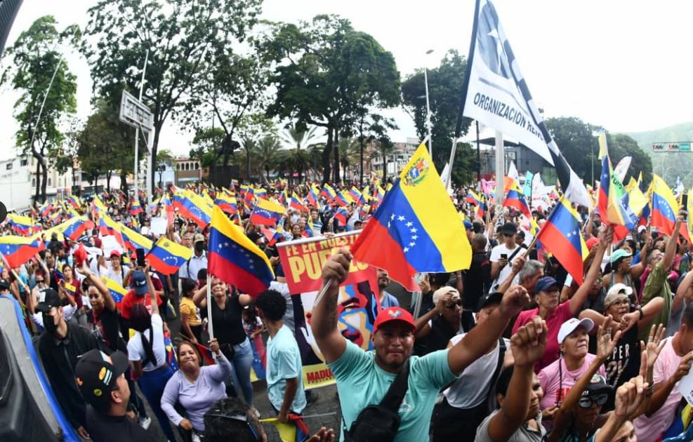 Marchan en respaldo a Maduro