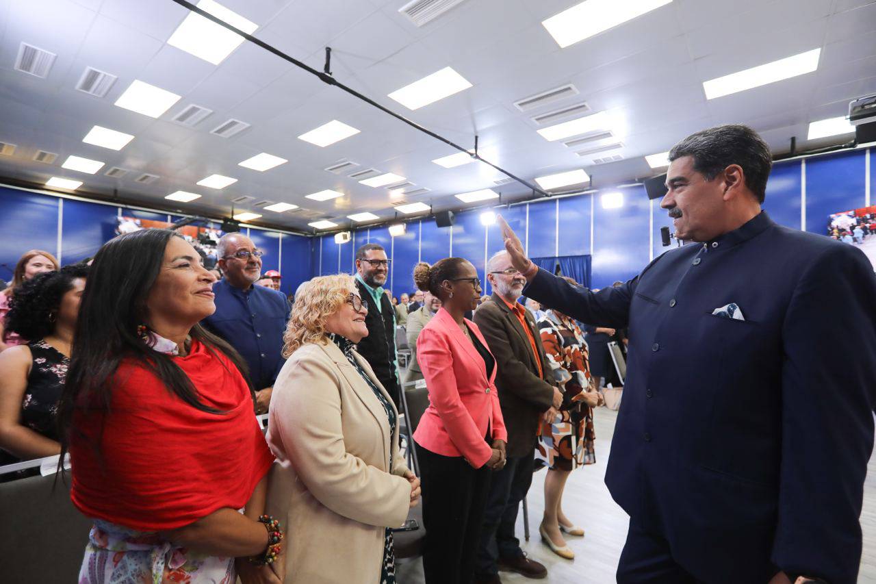 Presidente Maduro lideró acto de Entrega del Premio Nacional de Periodismo “Simón Bolívar” 2024
