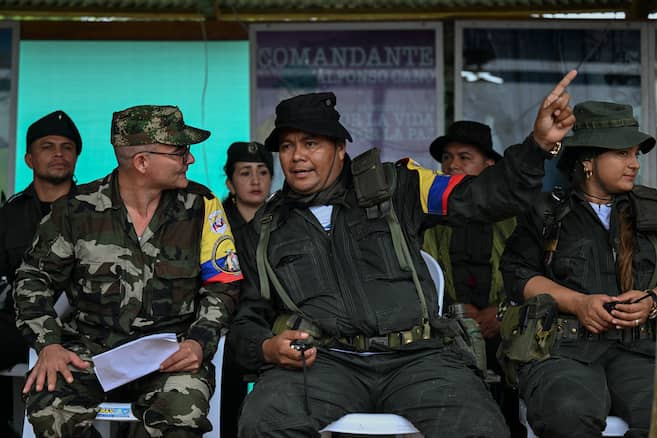 Gobierno de Colombia confirma "situación irregular" de jefe guerrillero detenido
