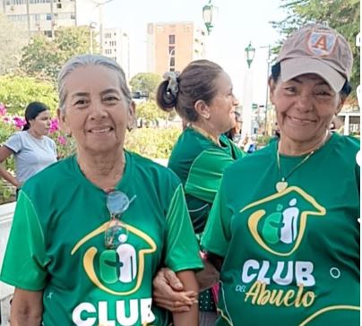Club de abuelos 'Años Dorados' realizó una caminata por su aniversario