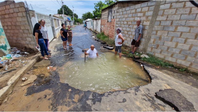 Desde hace un mes los habitantes del sector Pueblo Nuevo, parroquia Olegario Villalobos del municipio Maracaibo, están viviendo una pesadilla. La ruptura de una tubería de aguas blancas colapsó las calles, especialmente en la calle 59, en la que se abrió un boquete gigante que no permite el paso ni a los habitantes y menos a los vehículos