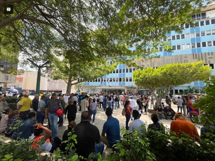 Tensión en las afueras del Palacio Municipal de Maracaibo minutos antes de la sesión ordinaria para elegir la nueva autoridad