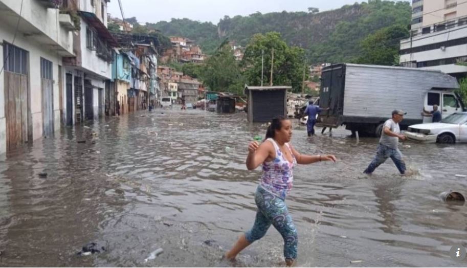 Precipitaciones causaron anegaciones en viviendas de Petare por desbordamiento del río Guaire