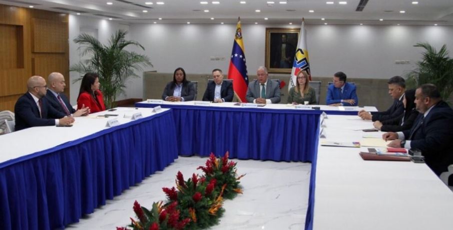 El recién designado rector principal del Consejo Nacional Electoral (CNE), Conrado Pérez, y la rectora suplente, Aura Rosa Hernández, se incorporaron, este viernes, a sus funciones en las diferentes comisiones del Poder Electoral.