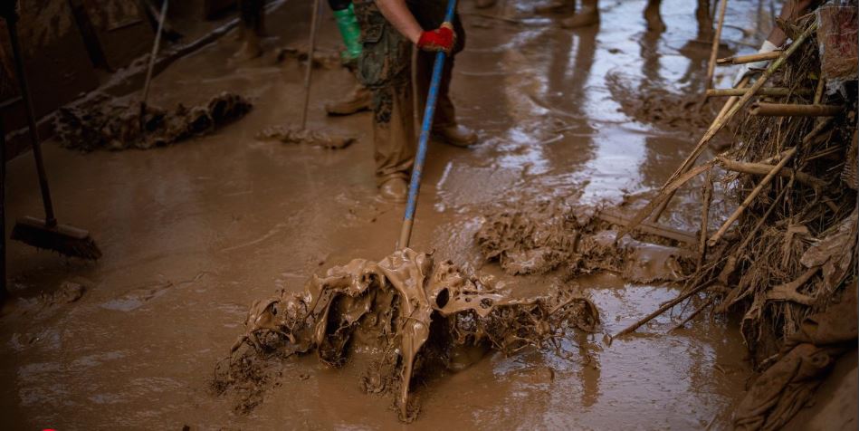 Ciudad Española advierte por contacto con barro contaminado