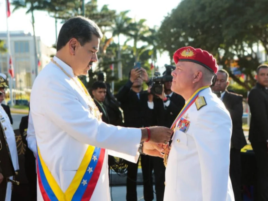 Nicolás Maduro condecora a militares sancionados por EEUU