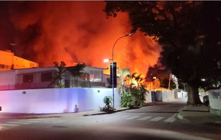 Severo incendio detrás de la Policlínica Las Mercedes en Caracas