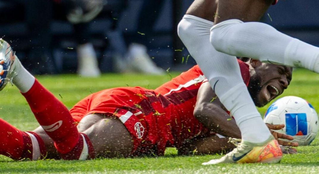 Alphonso Davies sufre lesión que lo aparta de los terrenos por el resto de temporada
