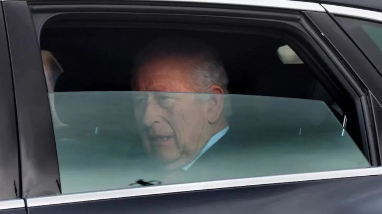 Rey Carlos III es visto en público tras su ingreso a la clínica por efectos secundarios del tratamiento contra el cáncer