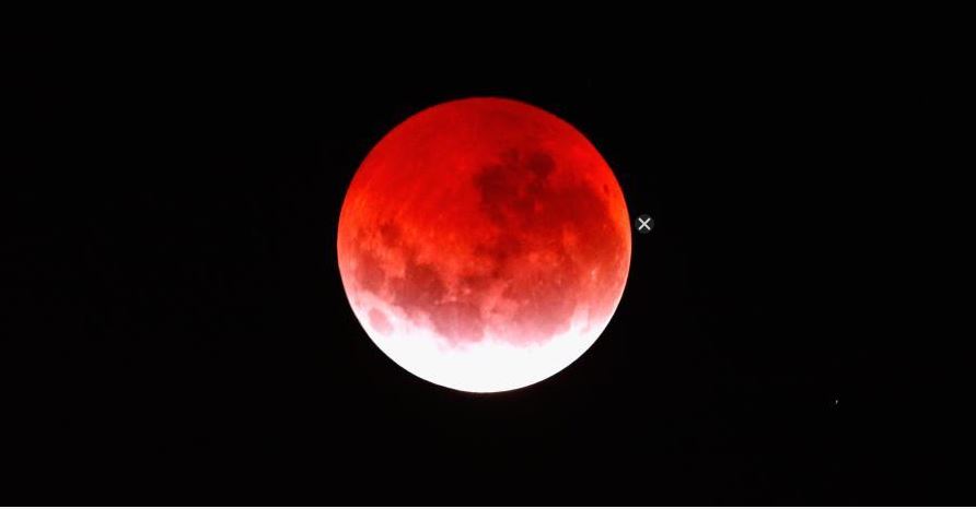 Desde no cortarse el cabello, no llevar el carro al taller y desparasitarse: Recomienda la astrólogo Francys Trujillo durante la "Luna de Sangre"