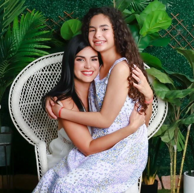 Scarlet Ortiz muestra fotos de su hija quinceañera