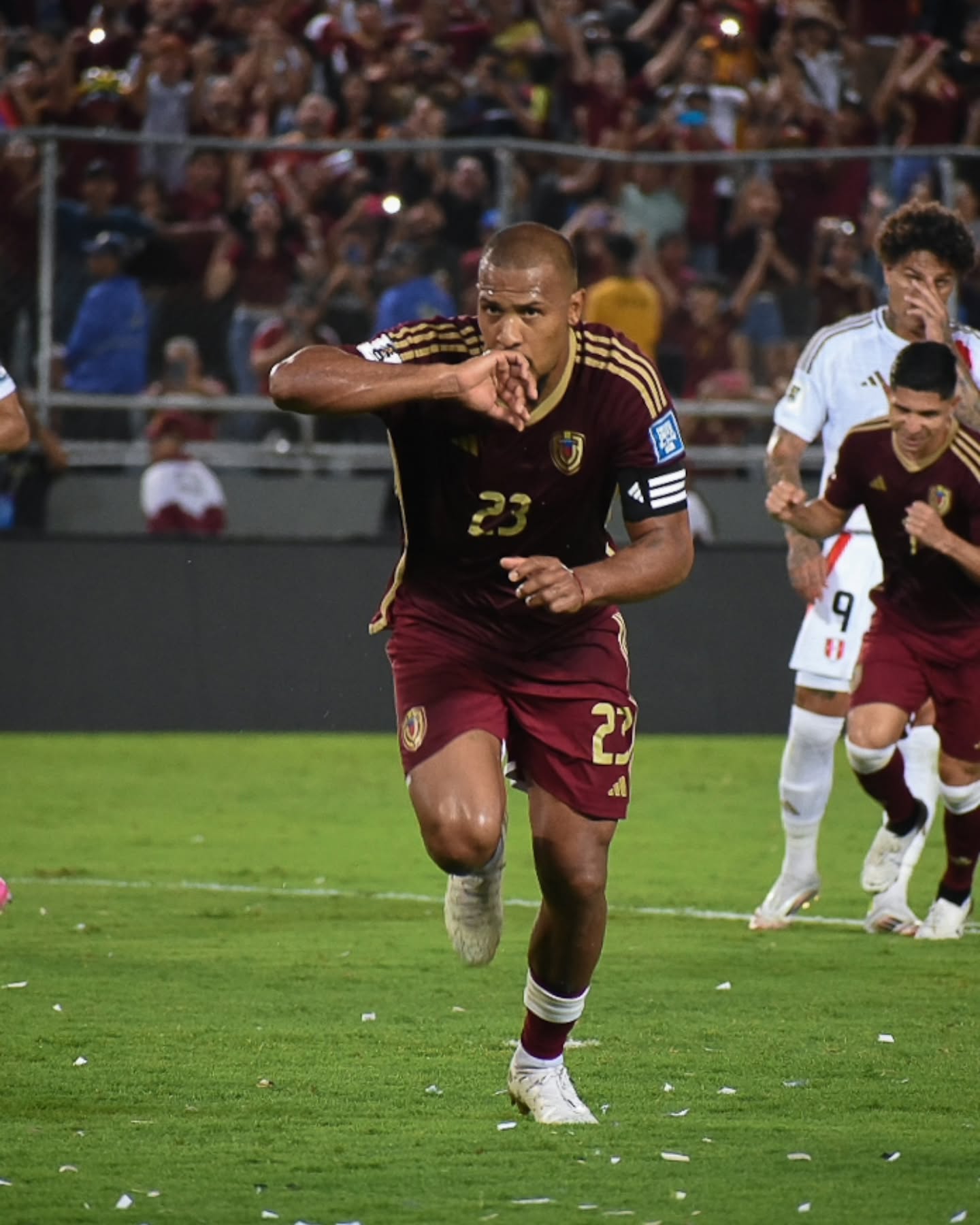 Salomón Rondón destaca en el once ideal de las jornadas 13 y 14 de Eliminatorias Sudamericanas