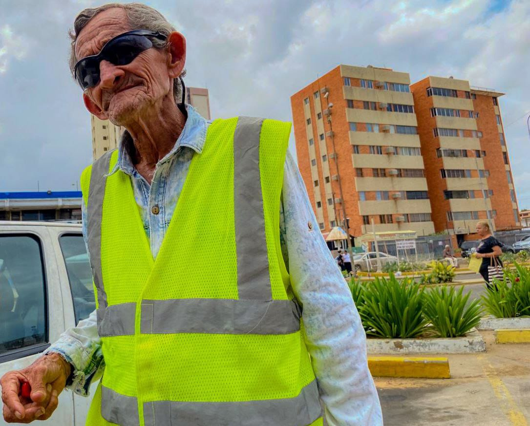 La pasión al trabajo de Luis Ángel a sus 74 años bajo el sol de Maracaibo: de punta en blanco y con una sonrisa siempre