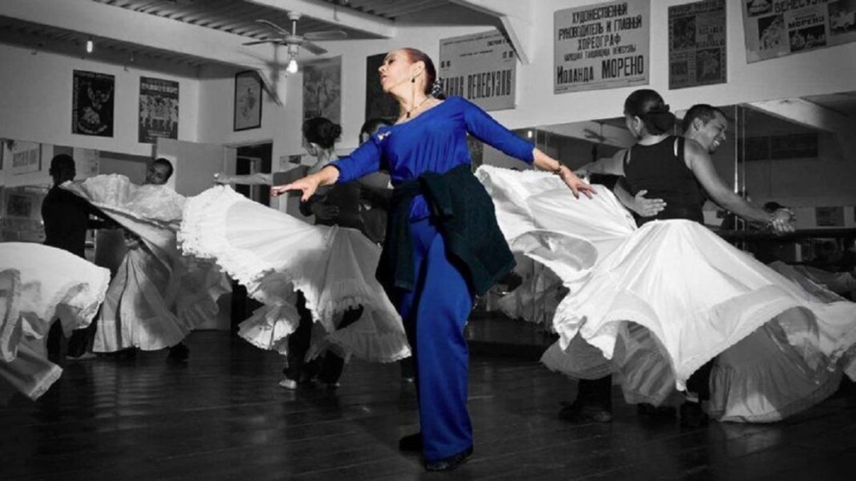 La artista y la maestra en un ensayo (CORTESÍA DANZAS VENEZUELA)
