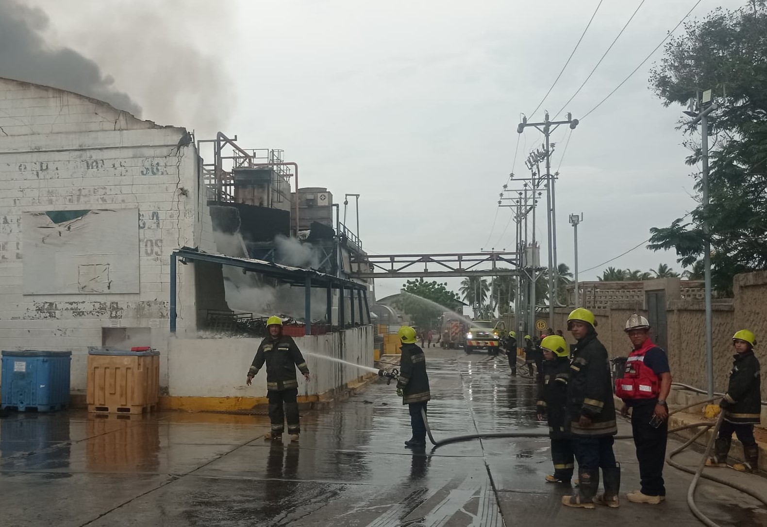 Reportan incendio de gran magnitud en empresa camaronera en El Bajo de San Francisco