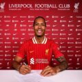 El defensor Virgil Van Dijk renovó su contrato con el Liverpool hasta 2027
